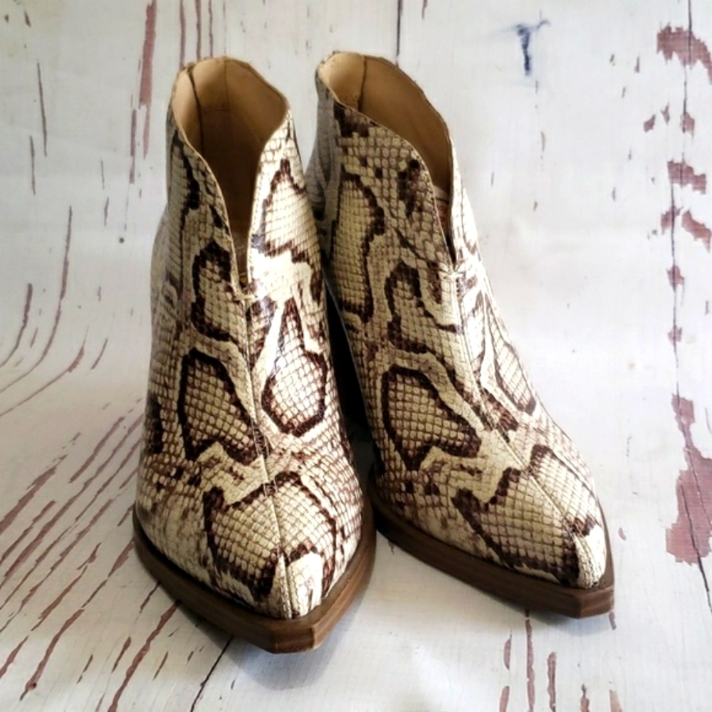Vince Camuto 9.5 snake skin print block heel ankle boots - Picture 2 of 8